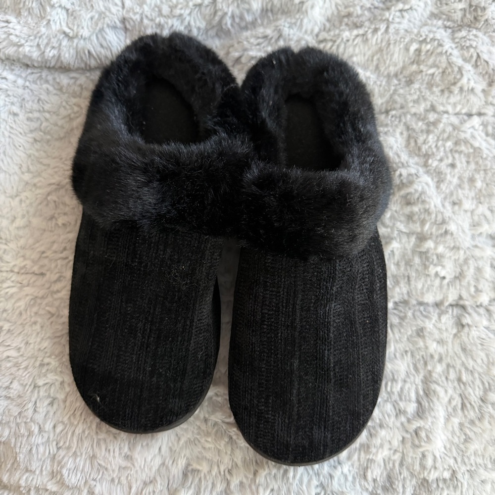 Isotoner Women’s Slippers Black